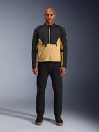 Giacca Alpinestars Provoke in Black Camel, giacca da moto urbana caratterizzata da un design bicolore nero e cammello, indossata da un modello con pantaloni neri e scarpe nere, silhouette contemporanea con cerniere bianche e costruzione in softshell tecnico.