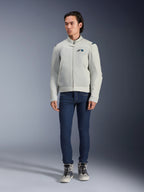 Giacca Alpinestars Circal-1 Air, Metal Gray, giacca da moto urbana con pannelli in rete per il flusso d'aria, indossata da un modello con jeans blu e scarpe da moto grigie, design minimalista per una guida urbana sostenibile.
