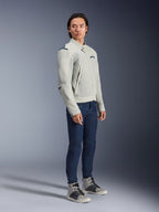 Giacca Alpinestars Circal-1 Air in Metal Gray e Methyl Blue, indossata da un modello con jeans blu scuro e sneakers grigie, giacca da moto estiva urbana con ampi pannelli in mesh per il flusso d'aria e un design minimalista.