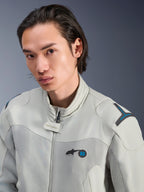 Giacca Alpinestars Circal-1 Air, grigio metallo con accenti blu metile, modello maschile che indossa una giacca da moto urbana estiva, primo piano dei pannelli in mesh per la ventilazione e branding minimalista sul petto