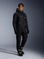 Giacca Alpinestars Mogress Air, giacca da moto urbana, nero con accenti Lime Punch e bianchi, indossata con pantaloni da moto neri, guanti e stivali bianchi e neri, design contemporaneo d'ispirazione utility.