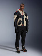 Uomo in abbigliamento completo da moto urban, con scarpe Alpinestars Speedstreet in Black Almond Hot Orange e giacca Mogress Air in nero e crema, pantaloni e guanti neri coordinati, outfit protettivo di ispirazione streetwear per la guida su strada
