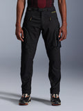 Alpinestars Acteon Pants, pantaloni da moto urban neri, vestibilità regular affusolata con tasche cargo laterali e cerniere a spirale rovesciata, cintura in vita integrata e branding giallo, abbigliamento protettivo da moto in tessuto