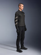 Giacca Alpinestars T-Dyno Air, nero, giacca da moto in tessuto, con tre loghi Alpinestars bianchi sulla manica, indossata con pantaloni e guanti neri coordinati, abbigliamento urban riding con pannelli in rete traspirante