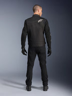 Giacca Alpinestars T-Dyno Air, nera, vista posteriore su modello, giacca da moto in tessuto con pannelli in mesh 3D e logo a stella bianco sulla spalla, indossata con pantaloni e guanti neri, outfit da guida urbana moderno