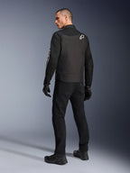 Giacca Alpinestars T-Dyno Air, nero, vista posteriore di un modello che indossa una giacca da moto in tessuto traspirante, con logo Alpinestars bianco sulla spalla, abbinata a pantaloni e guanti neri, stile urban