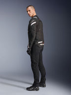 Alpinestars T-Stunt Air Jacket, nero e bianco, giacca da moto modulare con pannelli in tech mesh, mostrata di profilo posteriore su un modello, indossata con pantaloni e scarpe da moto neri, con accenti bianchi e loghi sulle spalle e sulla schiena.