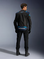 Alpinestars T-Stunt Air Jacket, giacca da moto modulare in tessuto, nero, blu scuro e blu brillante, vista posteriore che mostra lo scomparto inferiore per le maniche con logo Alpinestars bianco, indossata con pantaloni e stivali neri.