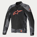 Alpinestars Giacca T-SP X Superair, giacca da moto in tessuto, grigio camo e rosso fluo, con un grande logo Alpinestars rosso fluorescente sul busto in rete nera, maniche e spalle con motivo mimetico, struttura leggera con pannelli di ventilazione ad alto flusso