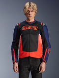 Alpinestars MM93 T-SPS Air V2 Jacket, giacca da moto in tessuto, blu navy, nero e rosso fluorescente, indossata, con vistoso logo MM93 sul petto, pannelli in rete per la ventilazione e design moderno color-block