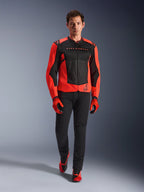 Giacca Alpinestars MM93 T-SPS Air V2, rosso fluo e nero, indossata da un modello con guanti rossi coordinati e pantaloni neri, con marchio Marc Marquez e logo 93, giacca da moto sportiva ventilata per la guida urbana