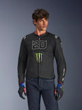 Alpinestars FQ20 T-SPS Air V2 Monster Jacket, giacca da moto nera con grande '20' bianco e logo Monster Energy verde, indossata da un modello maschile con jeans scuri e guanti coordinati, struttura in rete leggera per la guida urbana