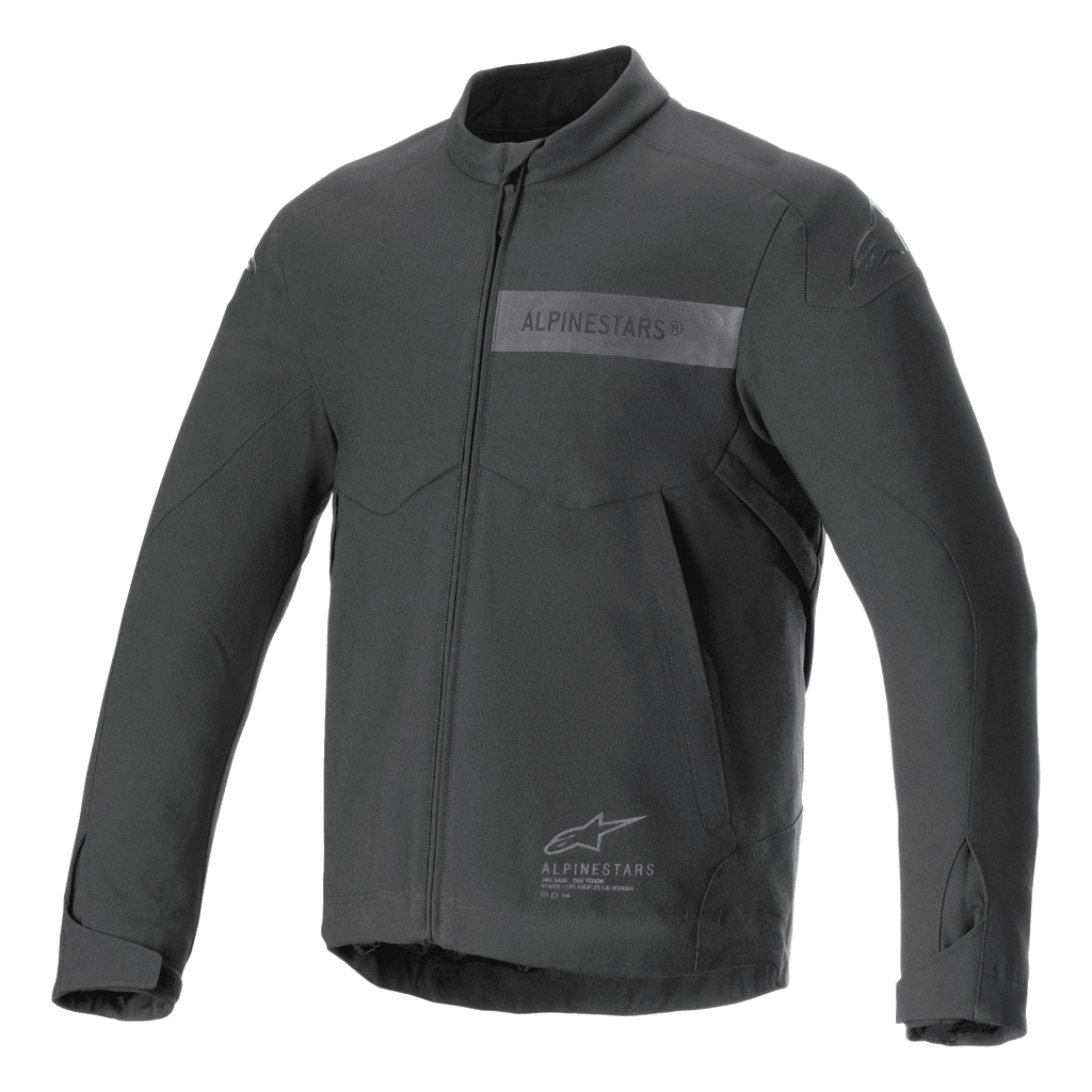 Alpinestars Aeron Jacket, giacca da moto, nero, design minimalista per la guida estiva, con colletto alto, cerniera frontale integrale, logo Alpinestars tono su tono sul petto e polsini regolabili