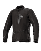 Alpinestars Venture XT Jacket, giacca da moto in tessuto nero, vista frontale con tasca pettorale con zip e ampie prese d'aria sulle maniche, cinghie regolabili sulle braccia, collo alto, costruzione idrorepellente per adventure touring.