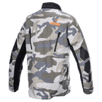 Alpinestars Giacca Venture XT, Mojave Camo Arancione Fluo, vista posteriore con motivo mimetico grigio e bianco, logo ASTARS arancione sulla parte superiore della schiena, cerniere di ventilazione nere e pannelli rinforzati sulle braccia, giacca da moto adventure touring