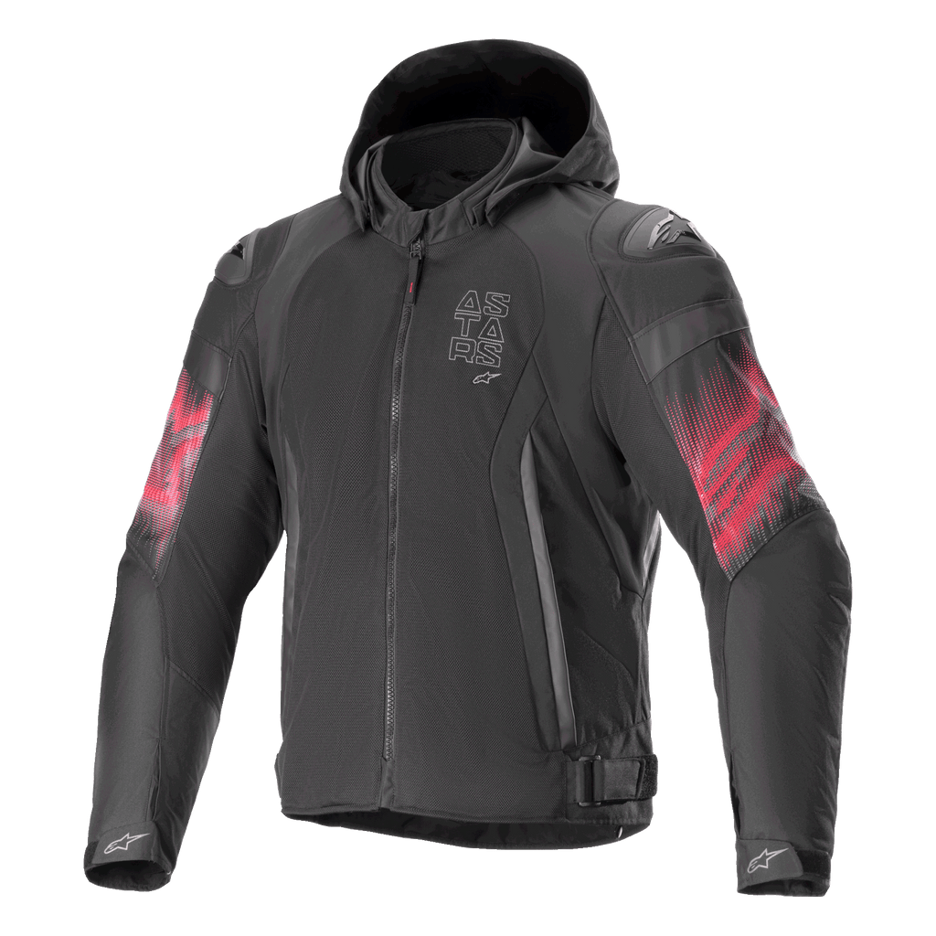 Alpinestars Giacca Zaca Air Venom WP, giacca da moto in tessuto, nero e rosso brillante, grafica sfumata rossa sulle maniche, logo ASTARS verticale sul petto, design con cappuccio e costruzione in mesh per la ventilazione, abbigliamento da guida sportiva