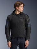Alpinestars Zaca Air Venom WP Jacket, giacca da moto in tessuto, nero e blu elettrico, con cappuccio rimovibile e pannelli in rete 3D per la ventilazione, dotata di slider per spalle DFS Lite e marchio ASTARS sul petto, indossata da un modello, abbigliamento urban di ispirazione sportiva