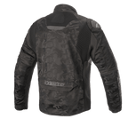 Giacca in tessuto Alpinestars T SP-5 Rideknit®, giacca da moto, Black Camo, vista posteriore con pannelli elastici in maglia, motivo mimetico su tessuto resistente all'abrasione, marchio Alpinestars sulla parte inferiore della schiena.