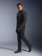 Giacca Alpinestars SMX Air in Black Anthracite, indossata da un modello con pantaloni da moto, guanti e scarpe neri coordinati, inquadratura a figura intera in studio, abbigliamento tecnico sportivo da moto con mesh tecnica e slider sulle spalle