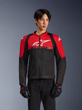 Giacca Alpinestars SMX Air, giacca da moto in rete, rosso acceso e nero, indossata da un modello con guanti da guida neri, con un grande logo bianco sul petto, costruzione in tessuto ventilato con pannelli rossi sulle spalle e maniche nere, abbigliamento sportivo performante per climi caldi