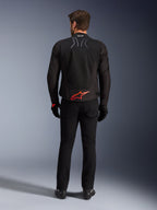 Giacca Alpinestars SMX Air, nera con logo Bright Red, vista posteriore che mostra il marchio Tech-Air Ready e i pannelli di ventilazione in mesh, indossata con pantaloni e guanti neri, abbigliamento moto sportivo e racing ad alte prestazioni