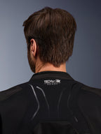 Giacca Alpinestars SMX Air, dettaglio della zona posteriore del collo, tessuto nero con logo TECH-AIR READY bianco, mostra la costruzione in rete ventilata e la compatibilità con il sistema airbag