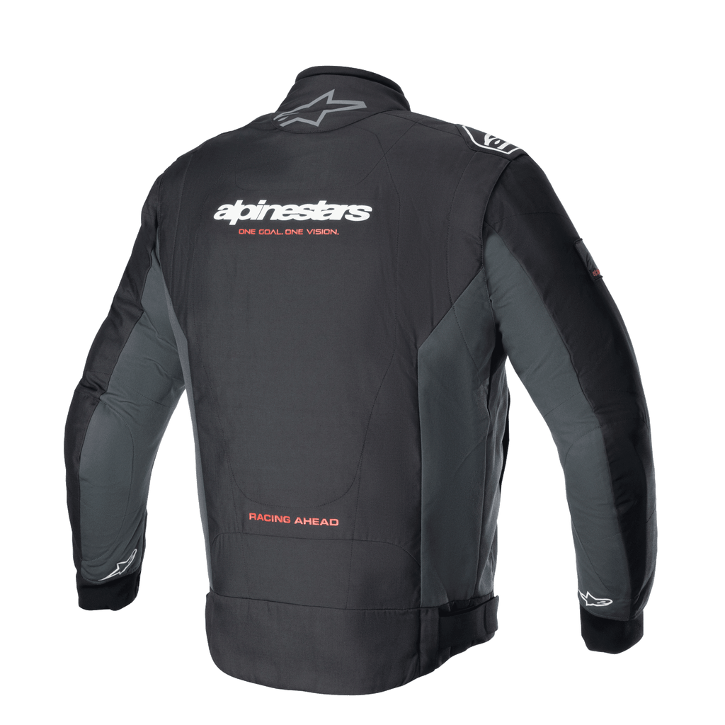 Giacca Alpinestars Monza Sport, giacca da moto in tessuto Black Tar Gray vista dal retro, con loghi bianchi e slogan rosso 'ONE GOAL. ONE VISION.', pannelli laterali grigi e scritta 'RACING AHEAD' sulla parte inferiore della schiena