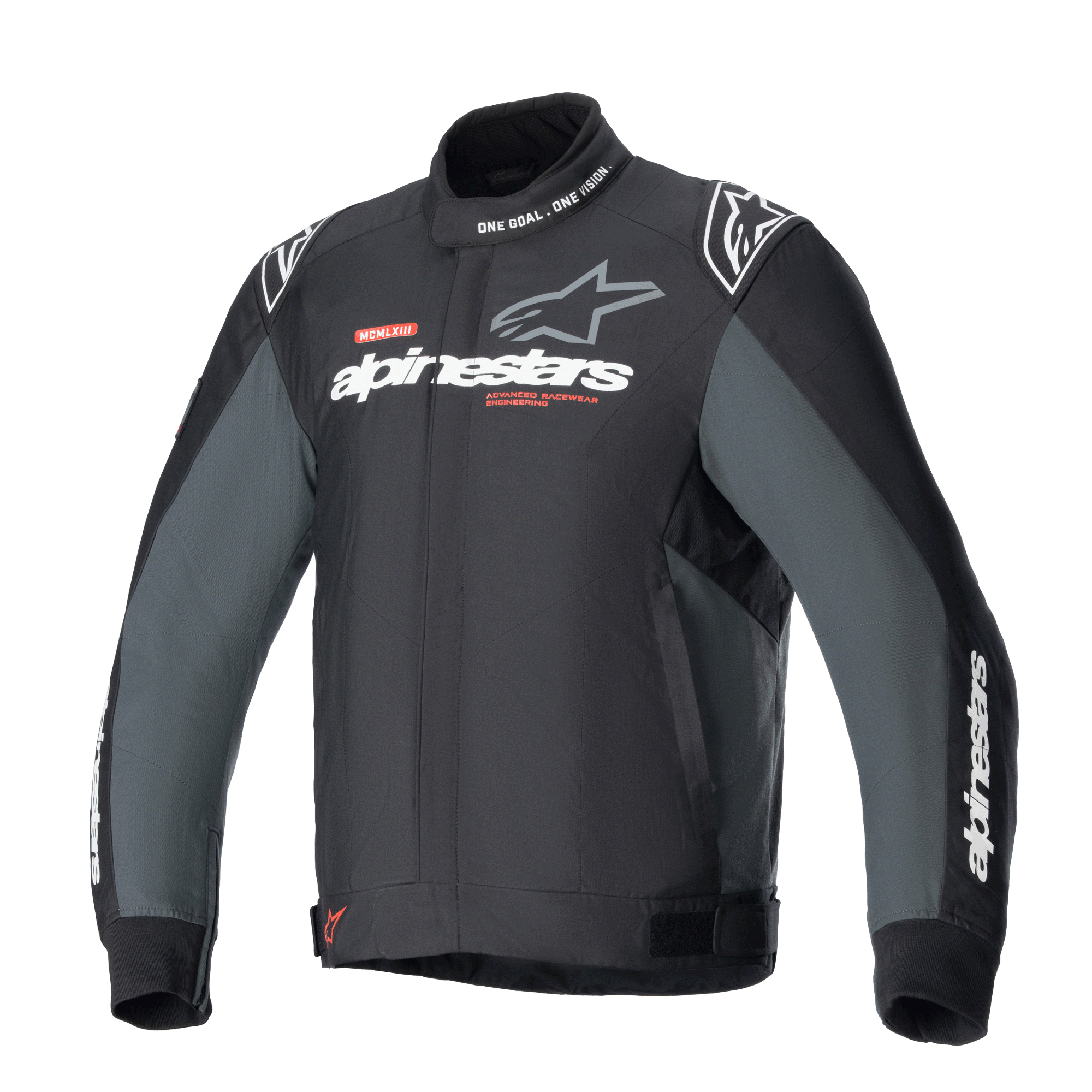 Giacca Alpinestars Monza Sport, giacca da moto in tessuto Black Tar Gray, colletto alto con scritta "ONE GOAL. ONE VISION.", loghi Alpinestars bianchi e grigi sul petto, loghi a stella sulle spalle, dettagli grafici rossi, linguette di regolazione in vita, design tecnico elegante