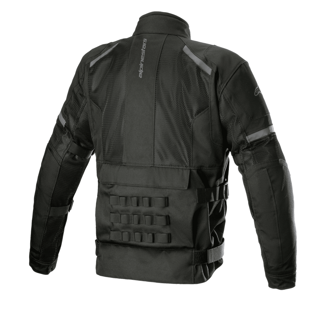 Giacca Alpinestars Crosshill Air Waterproof, nero, vista posteriore che mette in risalto ampi pannelli in mesh tecnico, logo Alpinestars verticale, sistema di connessione modulare PALS sulla parte bassa della schiena e cinghie regolabili in vita, abbigliamento da moto touring resistente