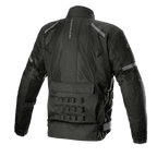 Giacca Alpinestars Crosshill Air Waterproof, nero, vista posteriore che mette in risalto ampi pannelli in mesh tecnico, logo Alpinestars verticale, sistema di connessione modulare PALS sulla parte bassa della schiena e cinghie regolabili in vita, abbigliamento da moto touring resistente
