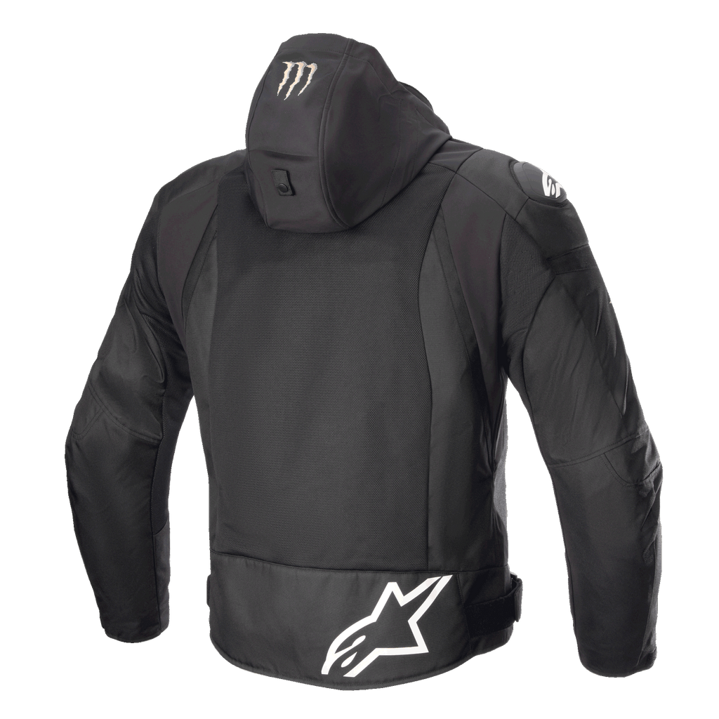 Alpinestars FQ20 Zaca Air Monster Jacket, giacca da moto in tessuto, nero e bianco, vista posteriore con grande logo Alpinestars bianco sulla parte bassa della schiena, logo Monster Energy sul cappuccio, pannelli di ventilazione in rete 3D e cursori per le spalle DFS Lite.