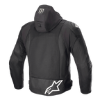 Alpinestars FQ20 Zaca Air Monster Jacket, giacca da moto in tessuto, nero e bianco, vista posteriore con grande logo Alpinestars bianco sulla parte bassa della schiena, logo Monster Energy sul cappuccio, pannelli di ventilazione in rete 3D e cursori per le spalle DFS Lite.