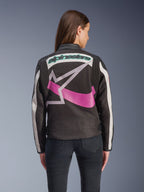 Giacca da donna Alpinestars Idles, vista posteriore, nero, off-white e viola, grande logo grafico a stella sul retro, marchio ricamato color teal, pannelli a fisarmonica sulle spalle, abbigliamento da moto urbano d'ispirazione vintage