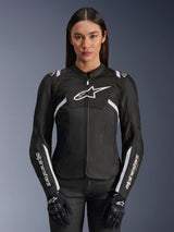 Giacca Alpinestars Stella T-Sps Air V2 da donna, giacca da moto in tessuto, nero e bianco, con pannelli in mesh tecnico traforato e loghi Alpinestars bianchi, indossata da una modella con guanti neri, progettata per la guida su strada estiva ventilata