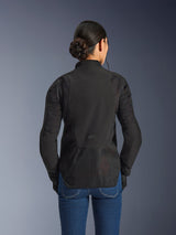 Alpinestars Giacca Stella Aeroshell Airflow da donna, Nero Antracite, vista posteriore con pannelli di ventilazione in rete integrati su schiena e maniche, telaio in softshell traforato al laser con profilo posteriore allungato, indossata con jeans in denim blu