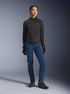 Motociclista con giacca Alpinestars Stella Aeroshell Airflow in nero, caratterizzata da ventilazione traforata al laser e pannelli in mesh, abbinata a jeans da moto blu e attrezzatura tecnica nera, estetica sportiva e urbana moderna