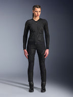 Giacca Alpinestars Stella Troop-Air, giacca da moto da donna, nera, costruzione in mesh tecnico 2D dal design minimalista, indossata con pantaloni da moto e stivali neri, stile motociclistico urbano contemporaneo.