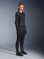 Motociclista donna che indossa la giacca Alpinestars Stella Troop-Air in nero, caratterizzata da una costruzione in mesh tecnico 2D, abbinata a pantaloni, guanti e stivali da moto neri coordinati, in stile urban riding.