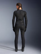 Giacca Alpinestars Stella Troop-Air, giacca da moto da donna, nera, vista posteriore di una motociclista che indossa una giacca in mesh tecnico, abbinata a pantaloni da moto, guanti e stivali neri coordinati, design traspirante e aderente con logo Alpinestars bianco sul colletto
