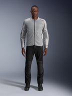 Giacca Alpinestars C-1 Air in Silver, giacca da moto urban in tessuto da uomo con pannelli in rete ventilata, indossata da un modello con pantaloni da guida neri e stivali neri, stile commuting contemporaneo