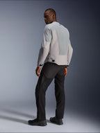 Giacca Alpinestars C-1 Air, argento e grigio, vista dal retro su un modello, con pannelli in mesh tecnico ventilato e loghi riflettenti, indossata con pantaloni e scarpe neri, abbigliamento da moto urban contemporary.