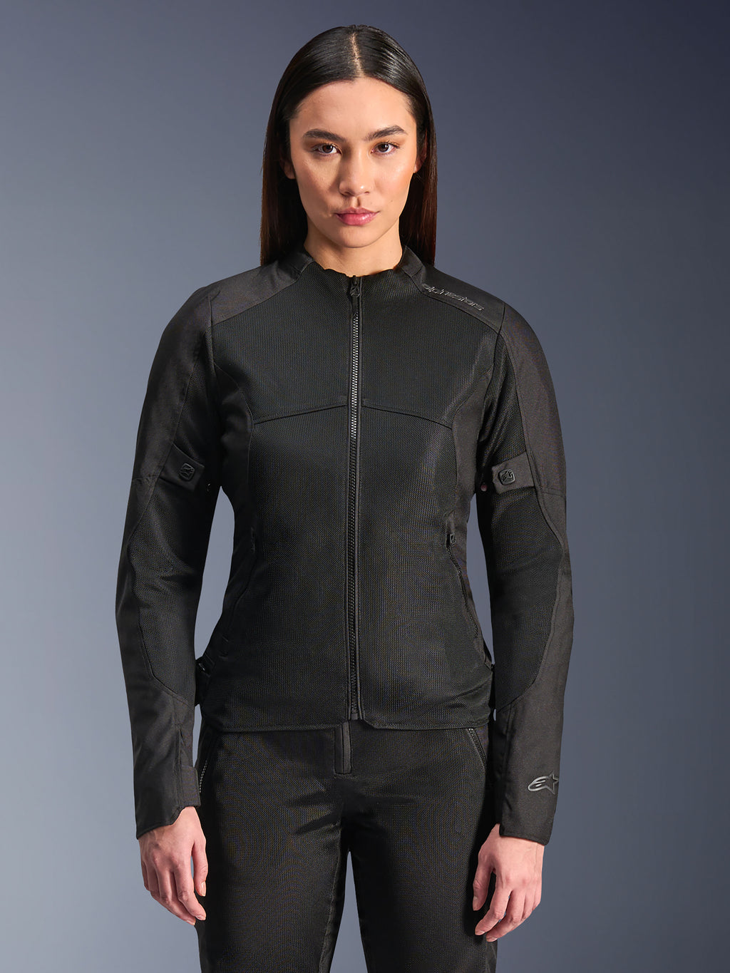 Alpinestars Stella C-1 Air Jacket, giacca da moto da donna, nera, modella che indossa una giacca aderente con zip e pannelli in rete tecnica, design dalla vestibilità slim con discreti loghi riflettenti sulla spalla e sul polsino della manica