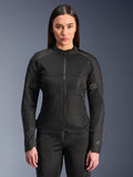 Alpinestars Stella C-1 Air Jacket, giacca da moto da donna, nera, modella che indossa una giacca aderente con zip e pannelli in rete tecnica, design dalla vestibilità slim con discreti loghi riflettenti sulla spalla e sul polsino della manica