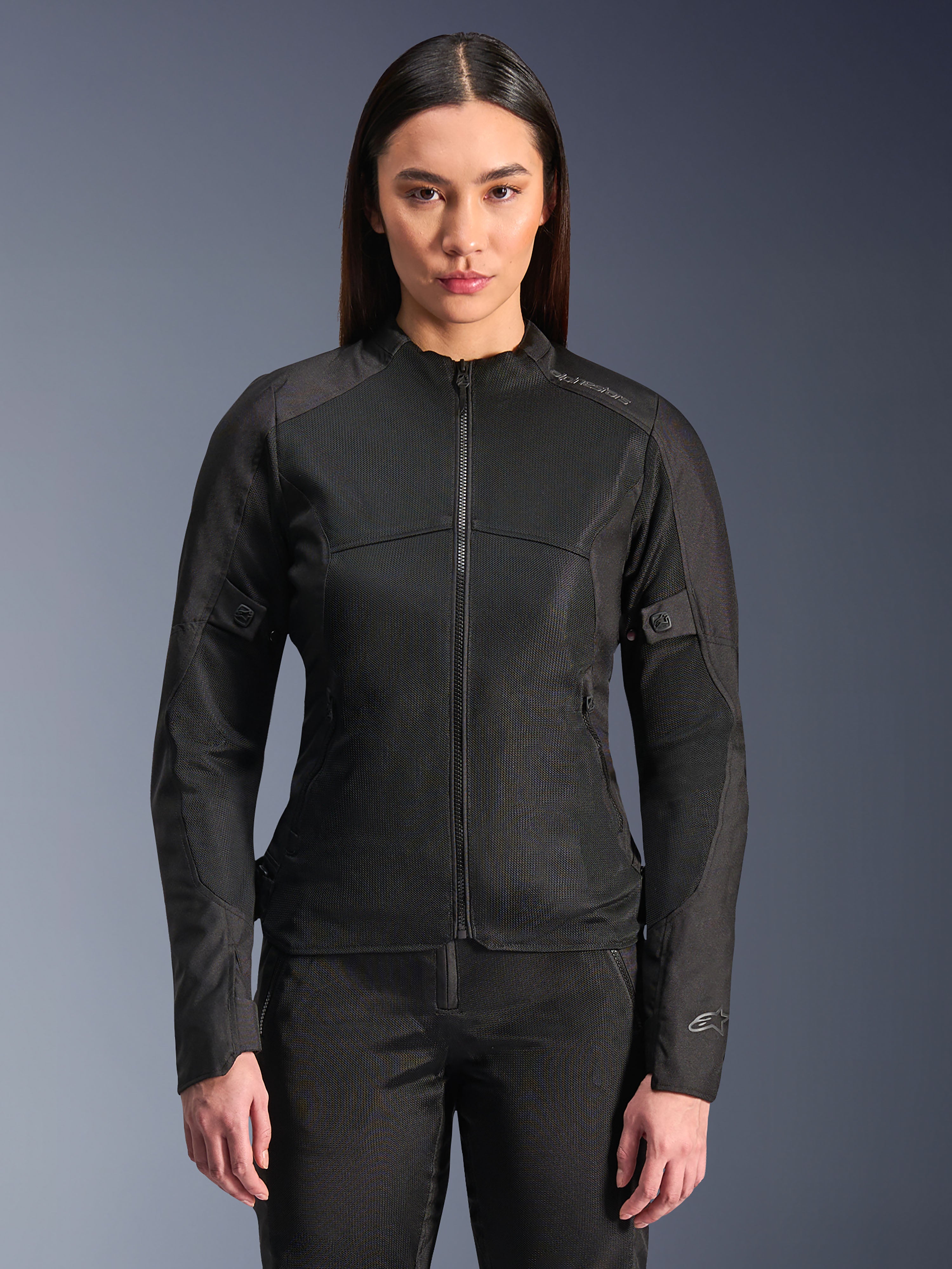 Alpinestars Stella C-1 Air Jacket, giacca da moto da donna, nera, modella che indossa una giacca aderente con zip e pannelli in rete tecnica, design dalla vestibilità slim con discreti loghi riflettenti sulla spalla e sul polsino della manica