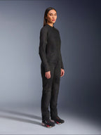 Giacca Alpinestars Stella C-1 Air da donna in nero, giacca da moto in tessuto con pannelli in rete, indossata con pantaloni da guida neri coordinati e sneakers tecniche, scatto in studio che mostra un outfit completo per la guida urbana