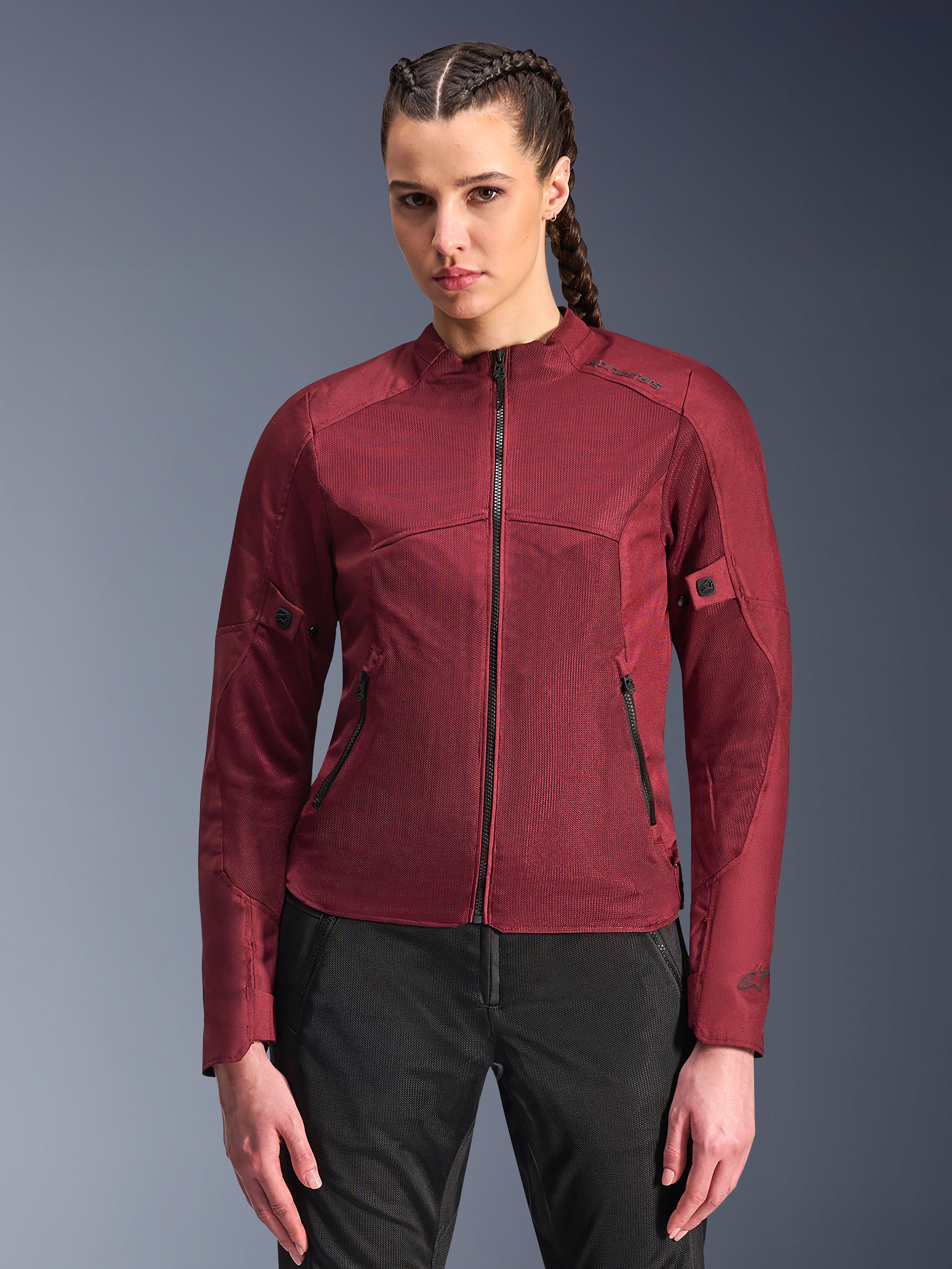 Alpinestars Stella C-1 Air Jacket, giacca da moto da donna, rosso bordeaux, pannelli in rete per la ventilazione, zip frontale e tasche con cerniera, design sportivo sagomato, indossata da una modella con pantaloni da guida neri