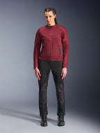 Giacca Alpinestars Stella C-1 Air da donna, giacca da moto in tessuto bordeaux, con pannelli in rete per la ventilazione e tasche con cerniera, indossata da una modella con pantaloni da moto e stivali neri, abbigliamento urbano contemporaneo per donna