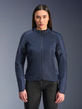 Alpinestars Stella C-1 Air Jacket in blu, giacca da moto da donna, indossata con pantaloni da guida neri, ampi pannelli in rete per il flusso d'aria, tasche frontali e laterali con zip, design moderno e pulito