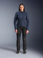 Modella con giacca Alpinestars Stella C-1 Air in blu, giacca da moto urban con pannelli in rete tecnica, abbinata a pantaloni tecnici neri e sneakers nere, vista frontale in studio