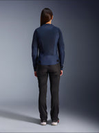 Giacca Alpinestars Stella C-1 Air, giacca da moto in tessuto da donna, blu navy, vista posteriore con ampi pannelli in mesh per la ventilazione e logo Alpinestars sul collo, abbinata a pantaloni da moto neri per un look urbano moderno